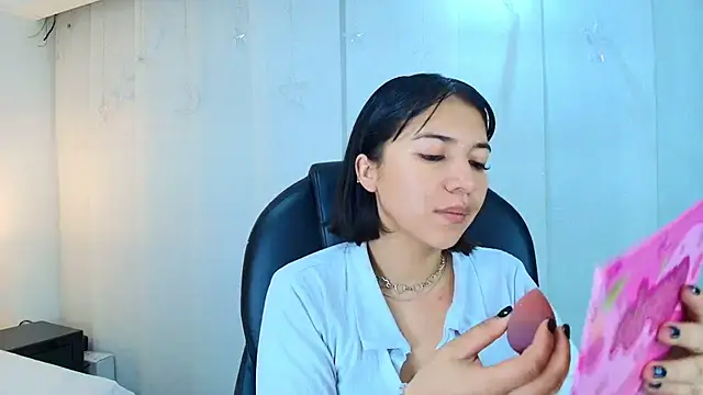 lina bedoya  online show from December 3, 11:30 am