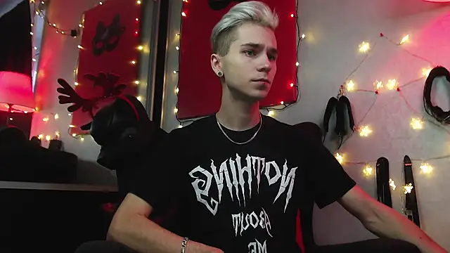 Snapshot of Joseph__Quinn chatting on December 23, 11:04 am Joseph Quinn online show from December 23, 11:04 am