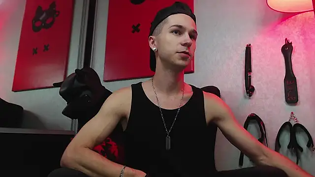 Snapshot of Joseph__Quinn chatting on March 16, 9:05 am Joseph Quinn online show from March 16, 9:05 am