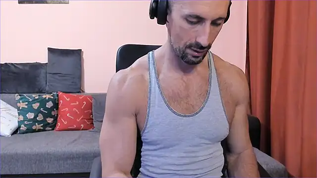Snapshot of HotHunkTrainer chatting on December 9, 5:08 pm HotHunkTrainer online show from December 9, 5:08 pm
