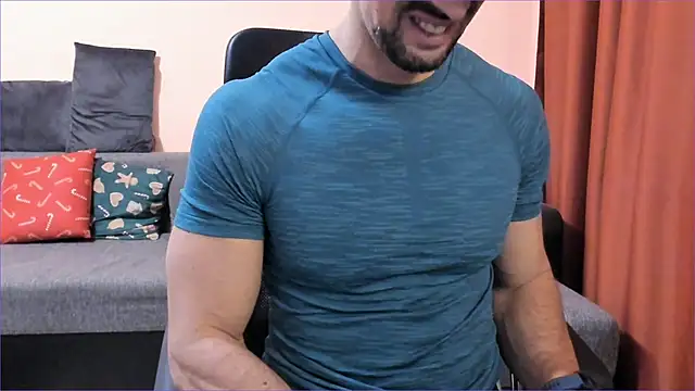 Snapshot of HotHunkTrainer chatting on December 17, 12:33 pm HotHunkTrainer online show from December 17, 12:33 pm
