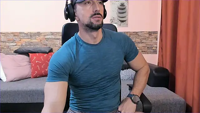 Snapshot of HotHunkTrainer chatting on February 10, 5:30 pm HotHunkTrainer online show from February 10, 5:30 pm