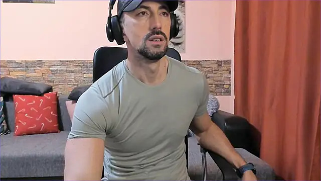 Snapshot of HotHunkTrainer chatting on February 24, 9:21 am HotHunkTrainer online show from February 24, 9:21 am