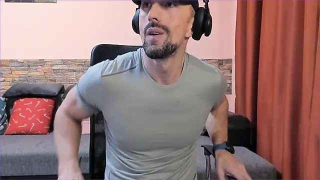 Snapshot of HotHunkTrainer chatting on February 24, 5:20 pm HotHunkTrainer online show from February 24, 5:20 pm