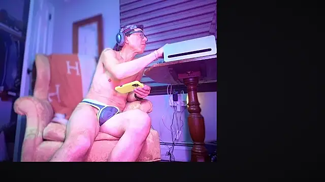 Snapshot of YouLikeBigDick9 chatting on December 30, 9:27 am YouLikeBigDick9 online show from December 30, 9:27 am