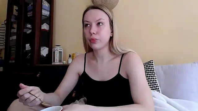 Snapshot of Scarlettford chatting on December 3, 8:49 am Scarlettford online show from December 3, 8:49 am