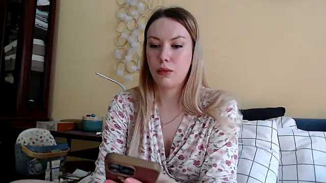 Snapshot of Scarlettford chatting on February 19, 12:00 pm Scarlettford online show from February 19, 12:00 pm