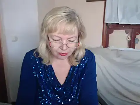 Snapshot of EvelynLoveShy chatting on December 19, 9:18 am EvelynLoveShy online show from December 19, 9:18 am