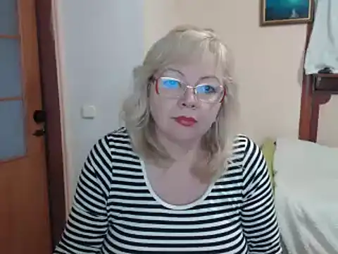 Snapshot of EvelynLoveShy chatting on December 24, 8:11 am EvelynLoveShy online show from December 24, 8:11 am