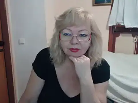 Snapshot of EvelynLoveShy chatting on December 25, 8:18 am EvelynLoveShy online show from December 25, 8:18 am