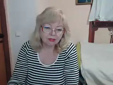 Snapshot of EvelynLoveShy chatting on December 26, 8:18 am EvelynLoveShy online show from December 26, 8:18 am