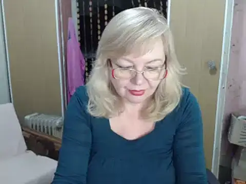 Snapshot of EvelynLoveShy chatting on December 29, 2:31 pm EvelynLoveShy online show from December 29, 2:31 pm