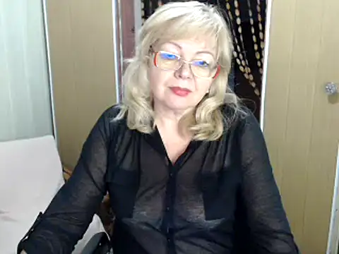 Snapshot of EvelynLoveShy chatting on December 31, 7:51 pm EvelynLoveShy online show from December 31, 7:51 pm