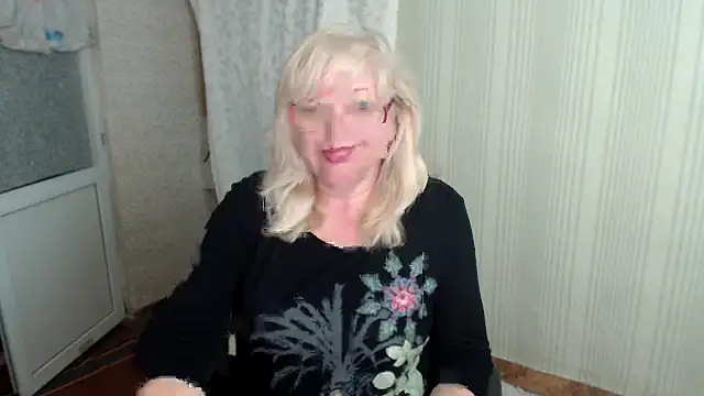 Snapshot of EvelynLoveShy chatting on September 16, 6:31 pm EvelynLoveShy online show from September 16, 6:31 pm