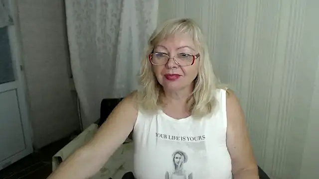 Snapshot of EvelynLoveShy chatting on September 26, 10:47 pm EvelynLoveShy online show from September 26, 10:47 pm