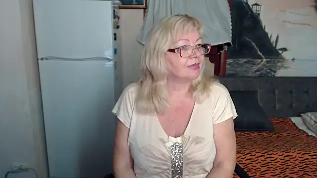 Snapshot of EvelynLoveShy chatting on October 9, 9:46 pm EvelynLoveShy online show from October 9, 9:46 pm