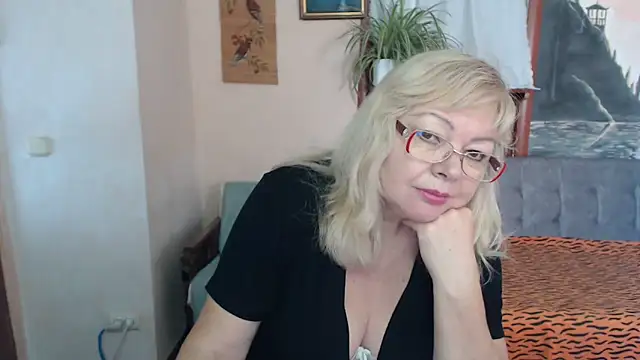 Snapshot of EvelynLoveShy chatting on October 29, 9:11 am EvelynLoveShy online show from October 29, 9:11 am