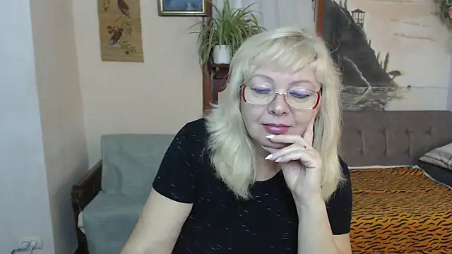 Snapshot of EvelynLoveShy chatting on October 30, 7:03 pm EvelynLoveShy online show from October 30, 7:03 pm