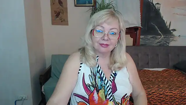 Snapshot of EvelynLoveShy chatting on October 31, 7:37 pm EvelynLoveShy online show from October 31, 7:37 pm