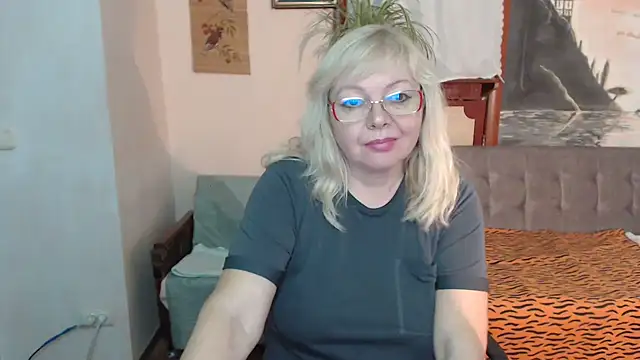 Snapshot of EvelynLoveShy chatting on November 6, 9:37 pm EvelynLoveShy online show from November 6, 9:37 pm