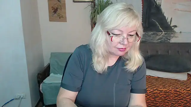 Snapshot of EvelynLoveShy chatting on November 7, 5:02 pm EvelynLoveShy online show from November 7, 5:02 pm