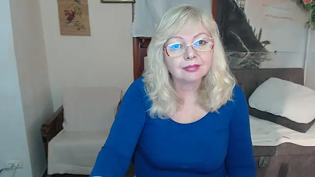 Snapshot of EvelynLoveShy chatting on November 13, 5:45 pm EvelynLoveShy online show from November 13, 5:45 pm