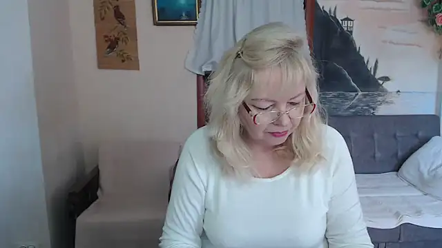 Snapshot of EvelynLoveShy chatting on November 14, 7:40 am EvelynLoveShy online show from November 14, 7:40 am