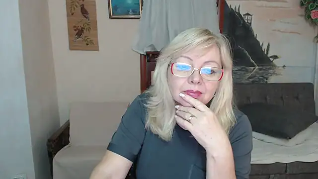 Snapshot of EvelynLoveShy chatting on November 14, 8:40 pm EvelynLoveShy online show from November 14, 8:40 pm