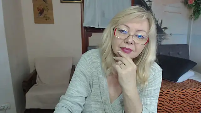 Snapshot of EvelynLoveShy chatting on November 20, 8:58 am EvelynLoveShy online show from November 20, 8:58 am
