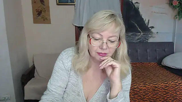 Snapshot of EvelynLoveShy chatting on November 21, 12:48 pm EvelynLoveShy online show from November 21, 12:48 pm