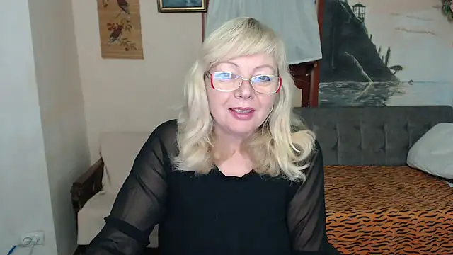 Snapshot of EvelynLoveShy chatting on November 22, 8:41 pm EvelynLoveShy online show from November 22, 8:41 pm