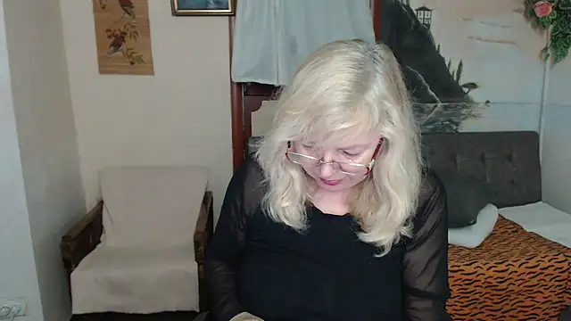 Snapshot of EvelynLoveShy chatting on November 23, 9:03 pm EvelynLoveShy online show from November 23, 9:03 pm