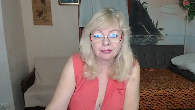 Snapshot of EvelynLoveShy chatting on November 24, 9:58 pm EvelynLoveShy online show from November 24, 9:58 pm