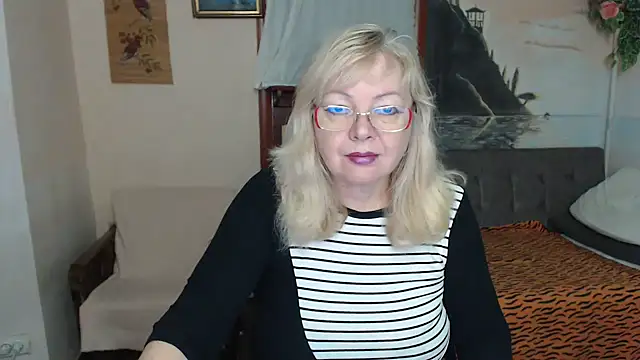 Snapshot of EvelynLoveShy chatting on November 26, 8:54 pm EvelynLoveShy online show from November 26, 8:54 pm