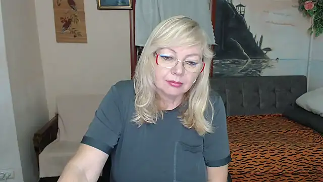 Snapshot of EvelynLoveShy chatting on November 28, 7:49 pm EvelynLoveShy online show from November 28, 7:49 pm