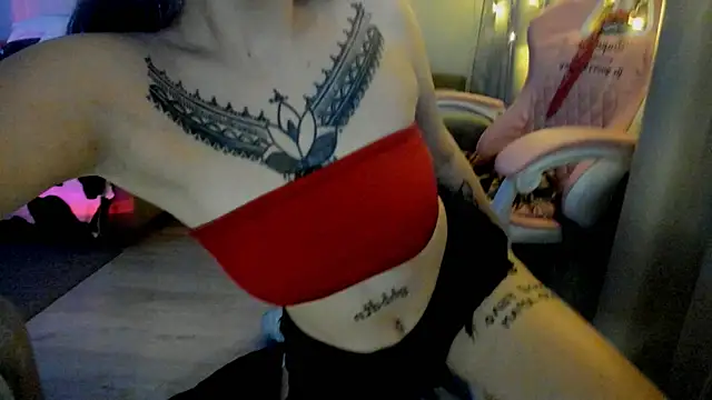 Snapshot of Ledy_WWWII chatting on December 10, 11:51 pm Ledy WWWII online show from December 10, 11:51 pm