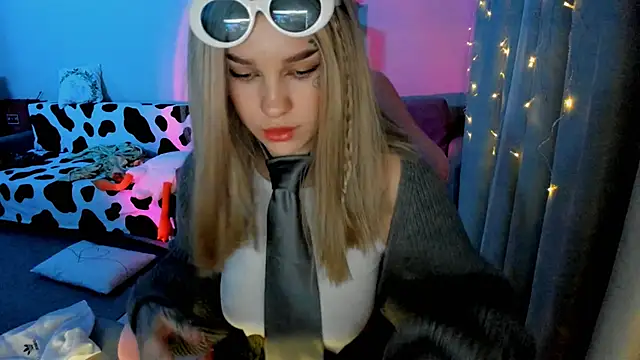 Snapshot of Ledy_WWWII chatting on December 11, 2:11 pm Ledy WWWII online show from December 11, 2:11 pm