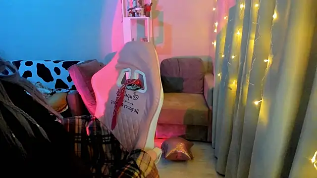 Snapshot of Ledy_WWWII chatting on December 13, 4:38 pm Ledy WWWII online show from December 13, 4:38 pm