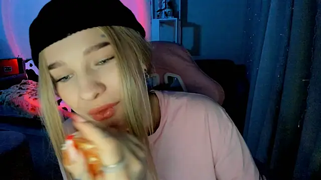 Snapshot of Ledy_WWWII chatting on December 18, 3:00 pm Ledy WWWII online show from December 18, 3:00 pm