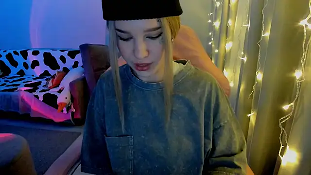 Snapshot of Ledy_WWWII chatting on December 19, 5:29 pm Ledy WWWII online show from December 19, 5:29 pm