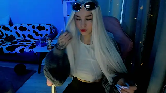 Snapshot of Ledy_WWWII chatting on January 3, 1:47 pm Ledy WWWII online show from January 3, 1:47 pm