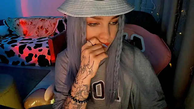 Snapshot of Ledy_WWWII chatting on January 10, 7:32 pm Ledy WWWII online show from January 10, 7:32 pm