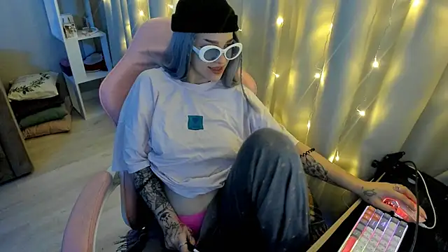 Snapshot of Ledy_WWWII chatting on January 28, 4:41 pm Ledy WWWII online show from January 28, 4:41 pm