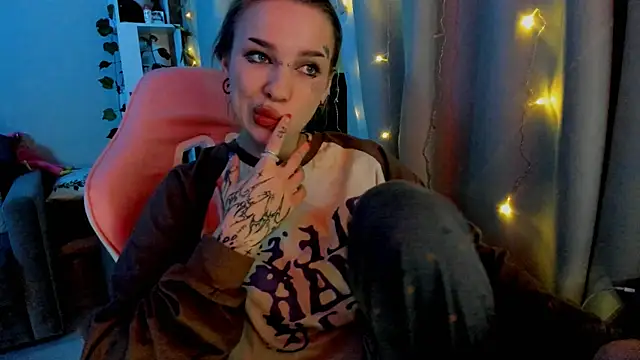 Snapshot of Ledy_WWWII chatting on February 1, 4:33 pm Ledy WWWII online show from February 1, 4:33 pm