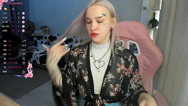 Snapshot of Ledy_WWWII chatting on March 15, 10:13 am Ledy WWWII online show from March 15, 10:13 am