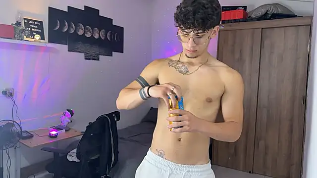 Snapshot of Kisan_Smith chatting on October 31, 3:07 am Kisan Smith online show from October 31, 3:07 am