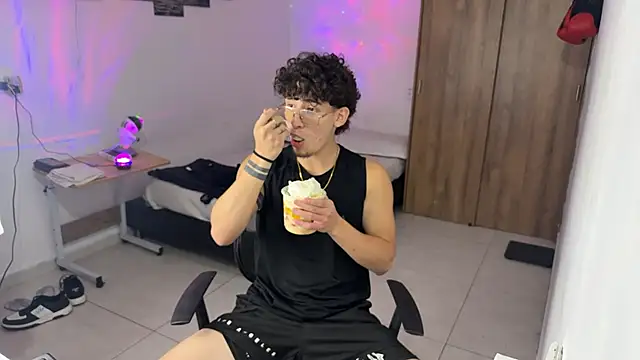 Snapshot of Kisan_Smith chatting on November 11, 1:49 am Kisan Smith online show from November 11, 1:49 am