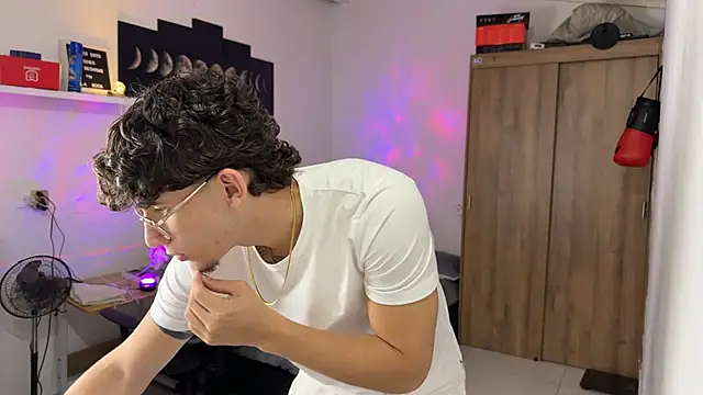 Snapshot of Kisan_Smith chatting on November 24, 2:00 am Kisan Smith online show from November 24, 2:00 am