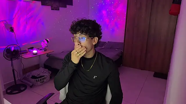 Snapshot of Kisan_Smith chatting on December 18, 2:17 am Kisan Smith online show from December 18, 2:17 am