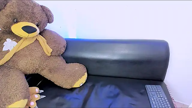 Snapshot of aurora_mcry chatting on March 1, 8:13 am aurora mcry online show from March 1, 8:13 am